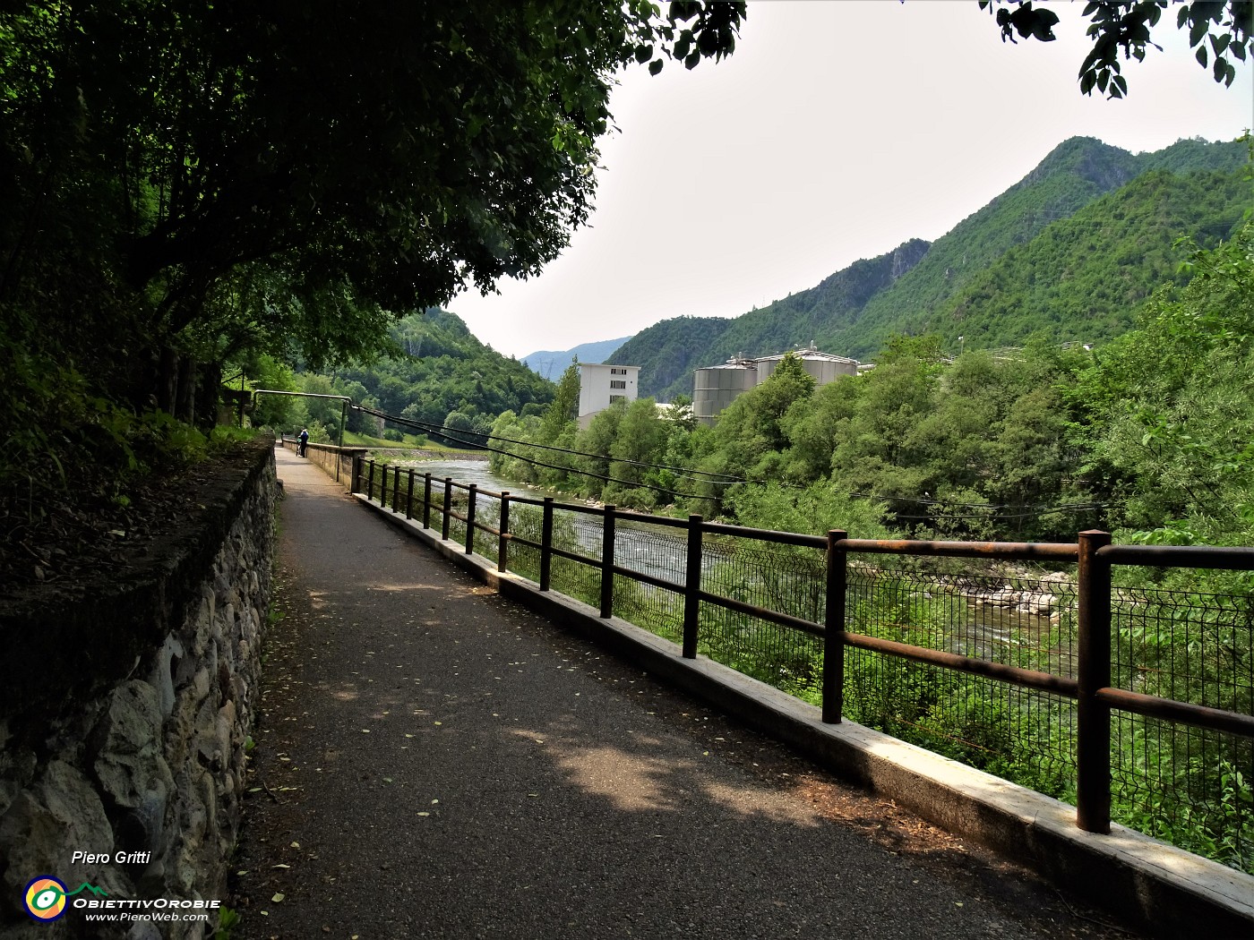 61 Seguo il percorso ciclopedonale per Ambria di Zogno.JPG